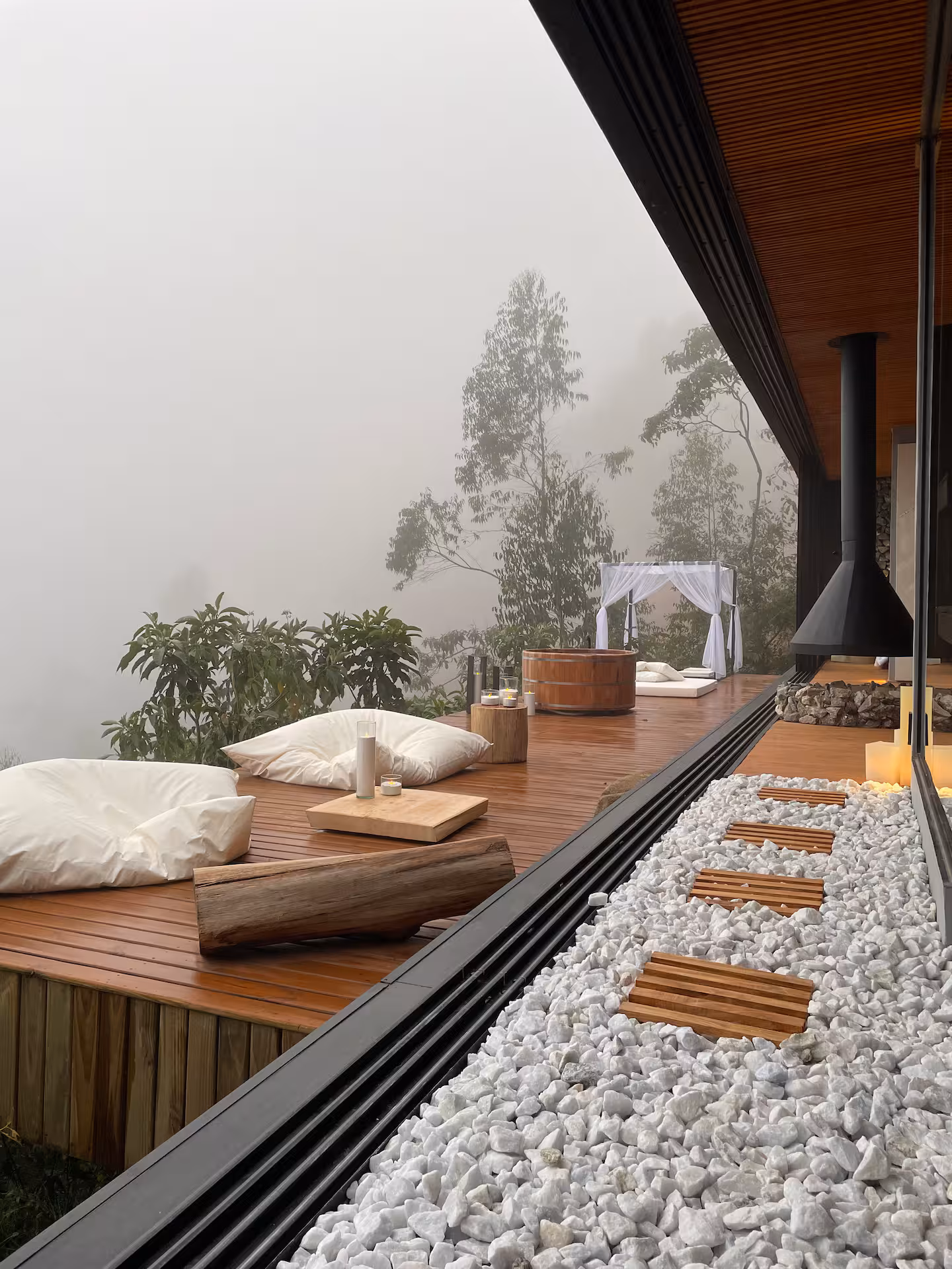 Fogo aceso no deck em um dia de neblina