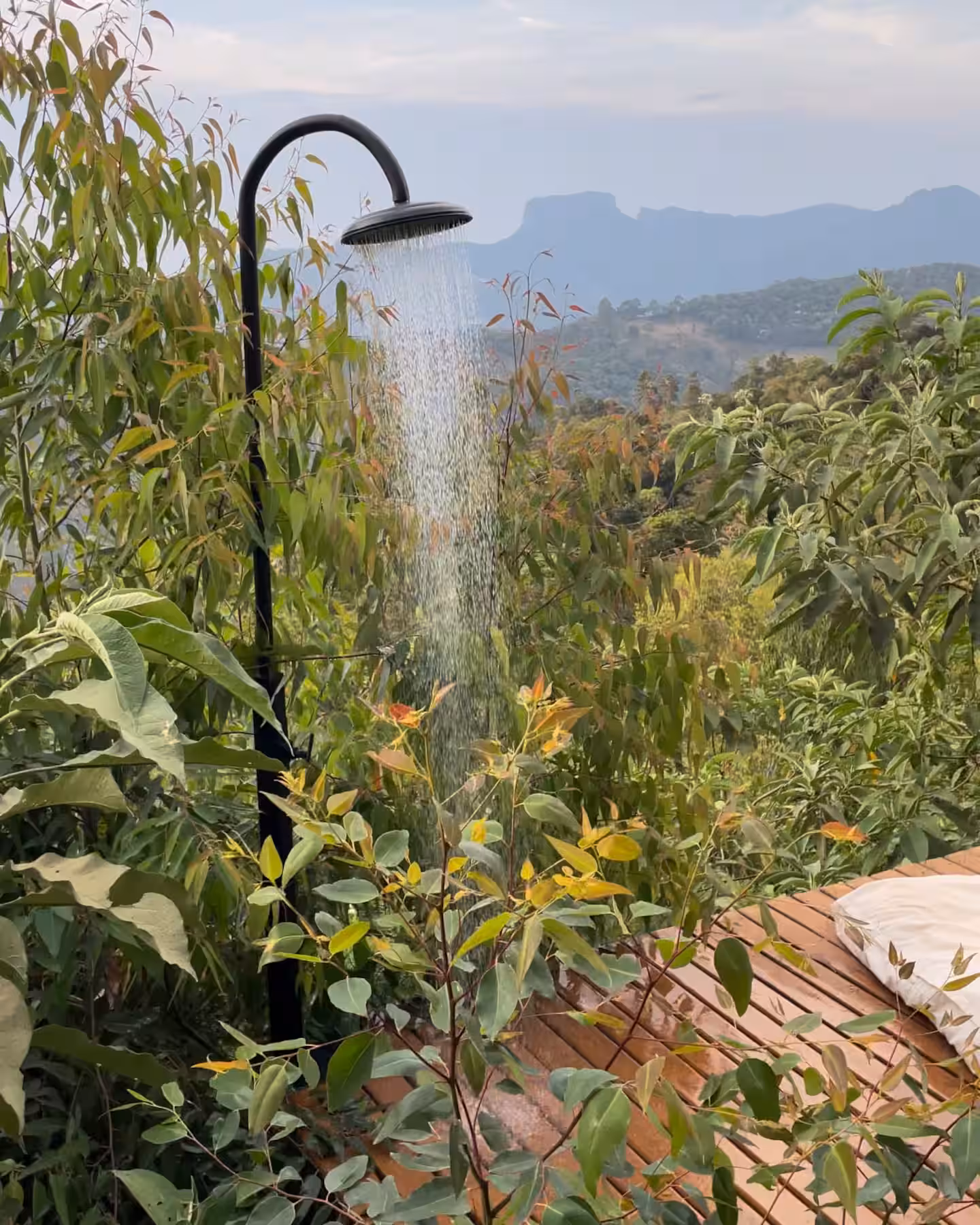 Ducha externa diante da mata e da serra